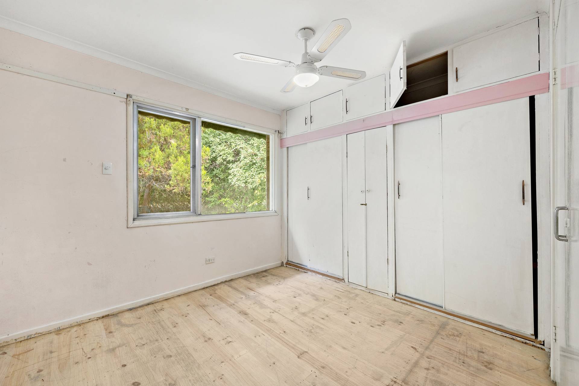 Bed Room With Window